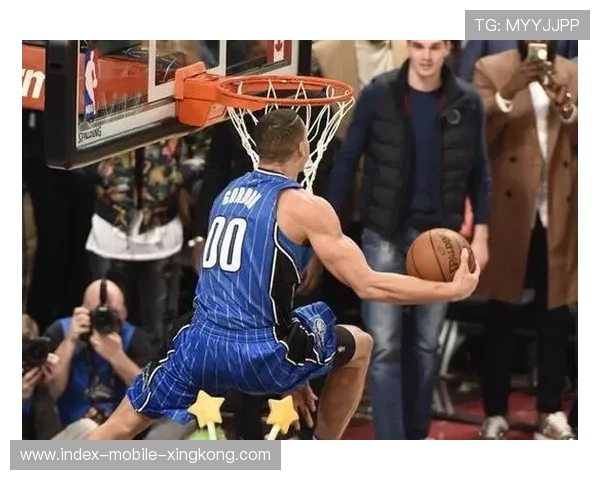 戈登底角三分稳稳命中扩大分差，掀起赛场风暴